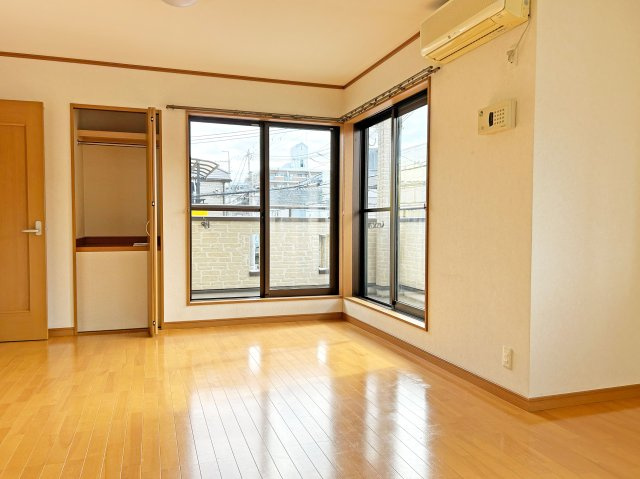 尼崎市水堂町2丁目中古戸建│2LDK+駐車1台可の洋室|-洋室12.5帖-　クローゼット2か所有◎お洋服好きの方でもしっかり収納していただけます。