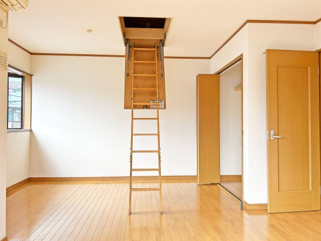 尼崎市水堂町2丁目中古戸建│2LDK+駐車1台可の洋室|-洋室12.5帖-　屋根裏収納にのぼる階段です。