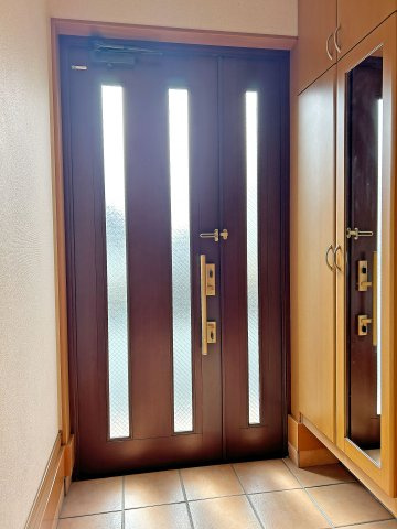 尼崎市水堂町2丁目中古戸建│2LDK+駐車1台可の玄関|十分な容量のシューズボックスを完備、広々とした空間が魅力です。全身鏡があるのでお出かけ前の身だしなみをチェックできます。