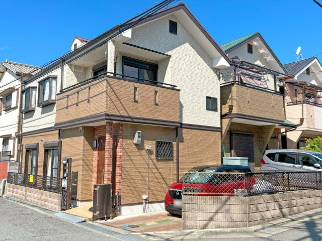 尼崎市水堂町2丁目中古戸建│2LDK+駐車1台可の外観|間取り変更可（2LDK→3LDK）×南東角地で日当たり良好の立地◎徒歩圏内に生活に便利な施設が充実した環境で新生活を始めませんか？