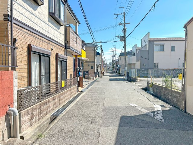 尼崎市水堂町2丁目中古戸建│2LDK+駐車1台可の前面道路含む現地写真|前面道路は南側公道6.2ｍです。