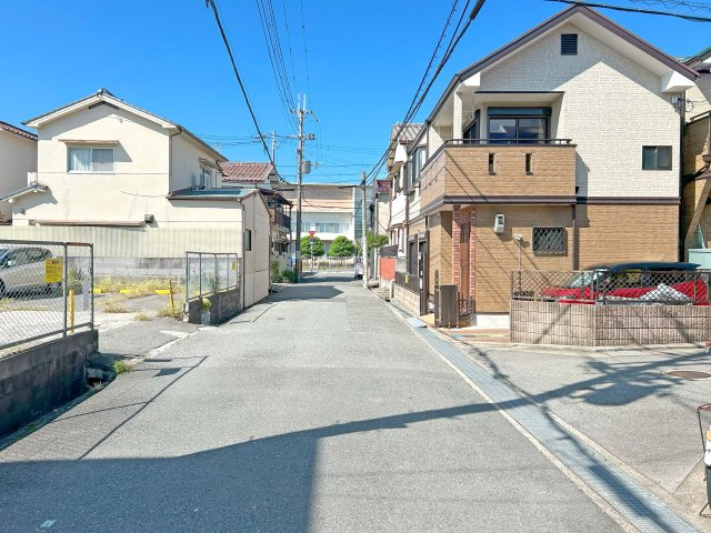 尼崎市水堂町2丁目中古戸建│2LDK+駐車1台可の前面道路含む現地写真|前面道路は南側公道6.2ｍです。