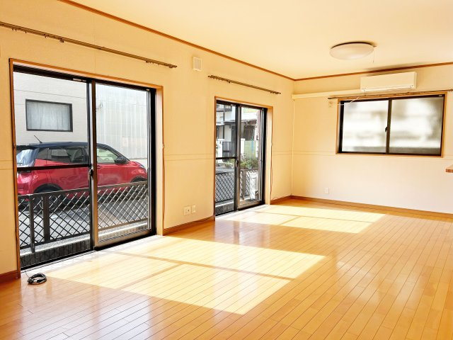 尼崎市水堂町2丁目中古戸建│2LDK+駐車1台可の居間・リビング|間取り変更可（2LDK→3LDK）◎南東角地で日当たり通風良好の立地◎徒歩圏内に生活に便利な施設が充実した環境です。