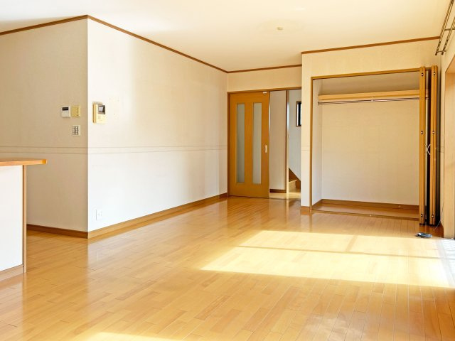 尼崎市水堂町2丁目中古戸建│2LDK+駐車1台可の居間・リビング|奥行きがある縦長リビングなので、収納や家具の配置、インテリアコーディネートがしやすいです。