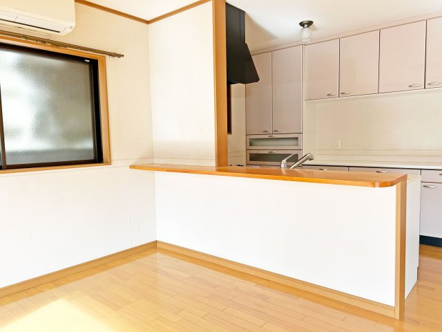 尼崎市水堂町2丁目中古戸建│2LDK+駐車1台可の居間・リビング|対面式キッチンでダイニングとの距離も近く料理をダイニングに運んだり、片付けたりするのが楽なので家事の時短に繋がります。