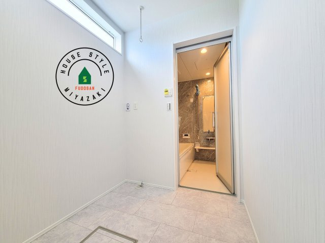 宮崎市島之内Ⅱ期（2号棟）の内観：施工例|ゆとりの洗面スペースで朝の身支度もスムーズに。暮らしを快適に変えるシャワー付洗面台です！