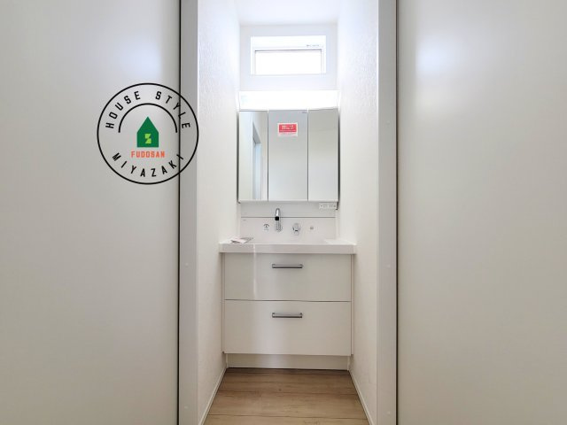 宮崎市島之内Ⅱ期（2号棟）の内観：施工例|毎日使うものだから清潔な空間を保ちたい水回り。洗面にはそんな願いを解消させてくれる収納アイデアが満載です。三面鏡の裏側にはキャビネットが現れ小物から背の高い物まで収納できます。