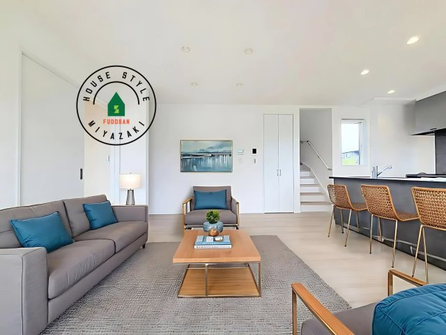 宮崎市島之内Ⅱ期（2号棟）の内観：施工例|明るく開放的なリビングダイニングは豊かな陽光が注ぎ込み、やすらぎの空間を演出してくれます。ご家族で楽しいひとときをお過ごし下さい。