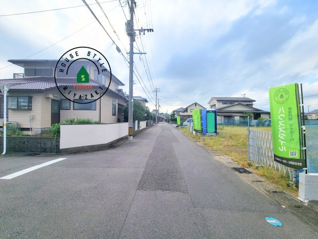 宮崎市島之内Ⅱ期（2号棟）の前面道路含む現地写真|前面道路は閑静な住宅地をはしる車通りの少ない道路。お車の出し入れが苦手なママや小さなお子様にも安心ですね。しっかり舗装もされているので、ベビーカーや自転車で通っても快適に通行できます。