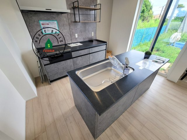 宮崎市島之内Ⅱ期（2号棟）の内観：施工例|キッチンから立ち込める香りが今日の料理を期待させます。