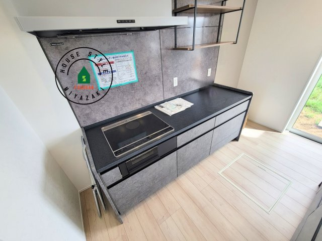 宮崎市島之内Ⅱ期（2号棟）の内観：施工例|ご家族を近くに感じられる対面キッチンのLDK。会話もはずみそうですね。