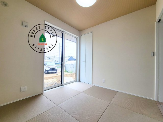 宮崎市島之内Ⅱ期（2号棟）の内観：施工例|和室を上手に活用すると暮らし方の幅が広がります。例えば普段は開け放して、子供の小さいうちはお昼寝や遊びのスペースに。畳はソフトなので転んでもケガをしにくく安心です。