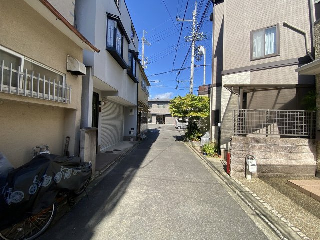 紫野十二坊町 新築戸建(1号地)の前面道路含む現地写真