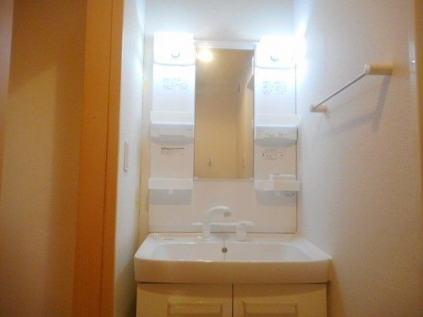 アリビエ　Ⅱの洗面所|明るい洗面所です