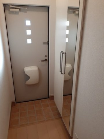 グリーンヒル七番館の玄関|収納もある玄関です