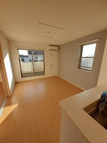 グリーンヒル七番館の居間・リビング|こちらの居間で趣味の時間をお楽しみください