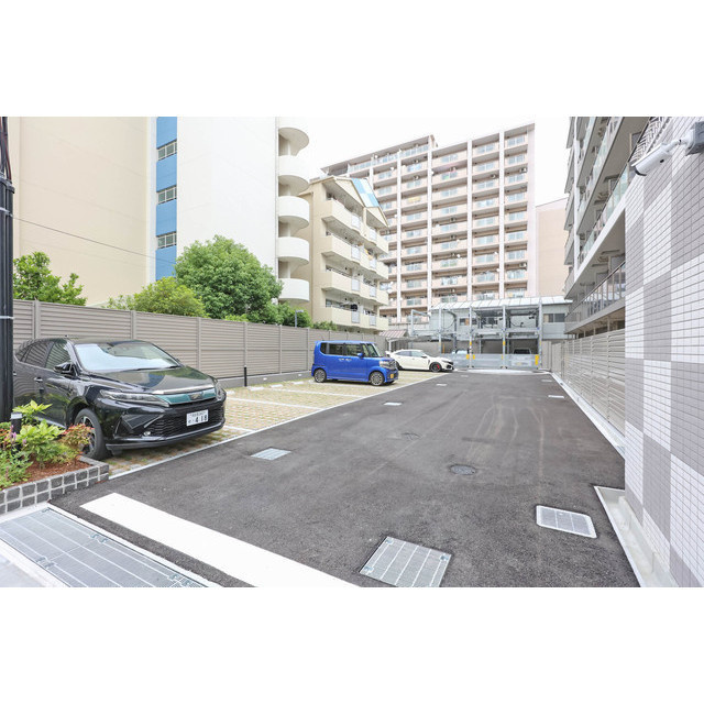 ファステート神戸サルビアの駐車場|車をお持ちの方に嬉しい駐車場付きの物件です