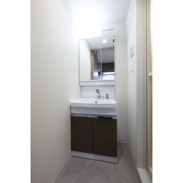 ファステート神戸サルビアの洗面所|ゆったりとスペースのある洗面所