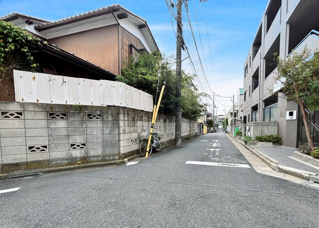板橋区赤塚新町3丁目 全2区画 1号地の前面道路含む現地写真|南公道×西公道×北通路に面する全2区画　
陽当たり通風良好な整形地です♪
古屋ありますが更地渡しになります