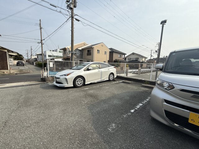 ルネシャルトＢの駐車場