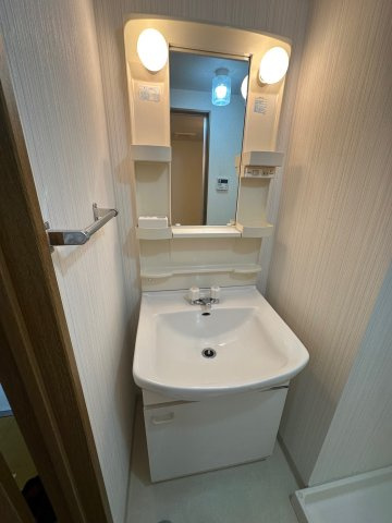スカイウィングの独立洗面台|独立洗面台、小物を置くことができて便利です