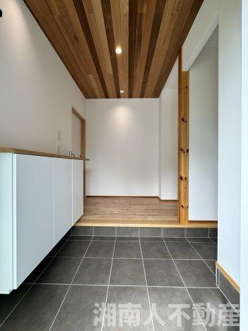 鎌倉市城廻３７４－２１戸建ての玄関|明るい玄関です