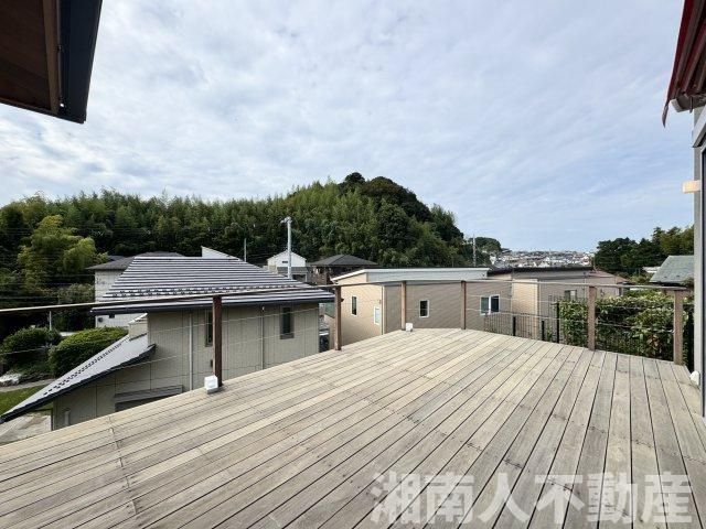 鎌倉市城廻３７４－２１戸建てのバルコニー|バルコニーからの眺めを楽しみながら食事をしませんか