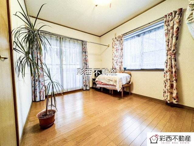 入間市下藤沢中古戸建ての洋室|白を基調とした内装と明るい色合いのフローリングが、清潔感あふれる空間を演出。
窓からたっぷりと陽光が差し込み、心地よい時間を過ごせます。