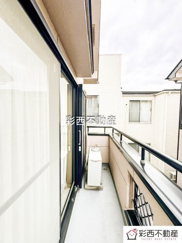 入間市下藤沢中古戸建てのバルコニー|窓を開ければ気持ちの良い風がお部屋へと舞い込み開放的な空間となります。
