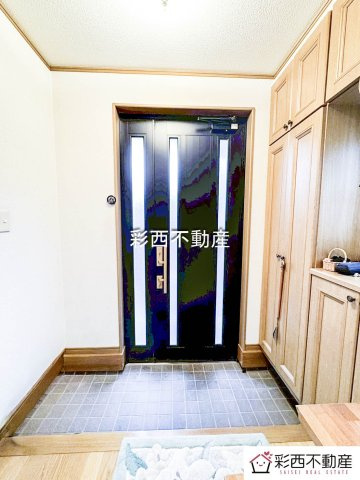 入間市下藤沢中古戸建ての玄関|玄関には収納力に優れたシューズボックスがございますので、ご家族みんなの靴が十分入ります！靴以外の物も収納して玄関はいつもスッキリです！