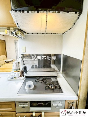 入間市下藤沢中古戸建てのキッチン|使い勝手のいい３口コンロ。お料理の時間がはかどります。