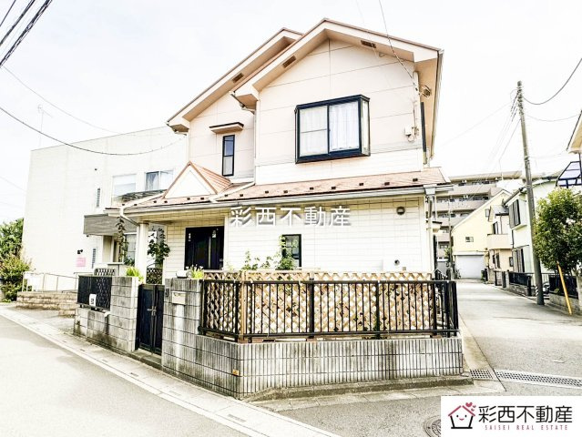 入間市下藤沢中古戸建ての外観|落ち着いた存在感と上質な佇まいが魅力の住まい。飽きのこないデザインは、日々の暮らしに自然と溶け込みながら、住む人のセンスをそっと引き立てます。家族が長く愛せる外観を求める方にぴったりの一邸です。
