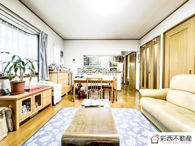 入間市下藤沢中古戸建ての居間・リビング|東南角部屋につき、めいっぱいの自然光が注がれるリビングです。ナチュラルなフローリングの温もりを感じる空間に開放的なリビングダイニングは、大人の香り漂うエリアにマッチします。