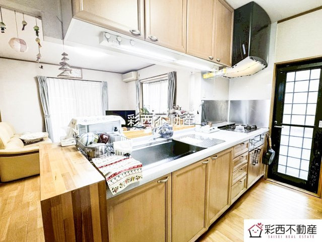 入間市下藤沢中古戸建てのキッチン|対面キッチン仕様になりお料理をしながらご家族との会話も楽しめます。また、小さなお子様の居るご家庭はお子様の様子を見ながら家事ができるので安心です。