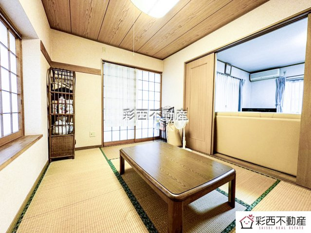 入間市下藤沢中古戸建ての和室|心がホッと落ち着く和室をご用意しました。床が柔らかいので小さいお子様のプレイルームや、ご両親が泊まりに来た時の客間としてなど、様々な用途で使える万能なお部屋です。