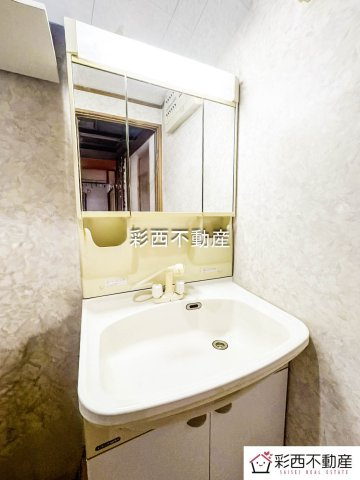 入間市下藤沢中古戸建ての独立洗面台|収納力と機能性に優れた三面鏡洗面化粧台です。鏡の裏は収納スペースになっていますので、すっきり清潔に保てます。