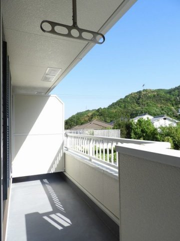 レジデンス　フリーデのバルコニー|外からの目が気にならないバルコニーで洗濯物が干せます