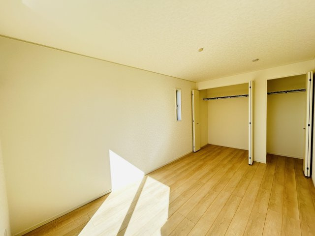 新築　桐生市相生町第17　クレイドルガーデン　2号棟の収納|現地写真　それぞれのお部屋に収納スペースがあるのでお片付け上手で室内もスッキリ♪							
						
