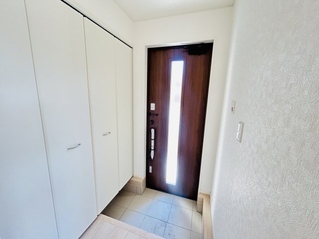 新築　桐生市相生町第17　クレイドルガーデン　2号棟の玄関|現地写真　３０足以上収納できる下駄箱、狭い玄関もスッキリ使用できます。							
