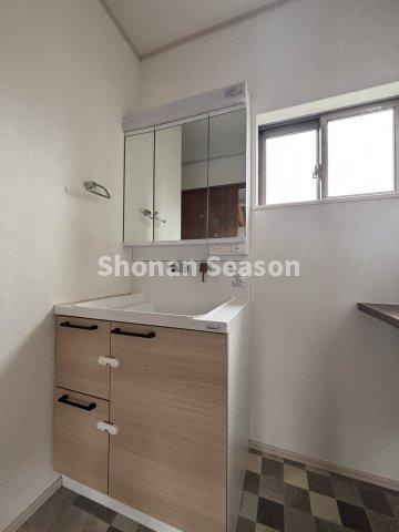 【独立洗面台】 | 鏡裏や洗面台下に収納が豊富にあり、日用品もきれいに片付きます。