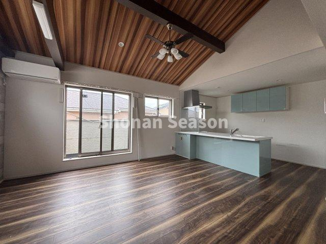 【居間・リビング】 | 勾配天井の開放感溢れる２階リビングは、広々19.6帖ございます。　
