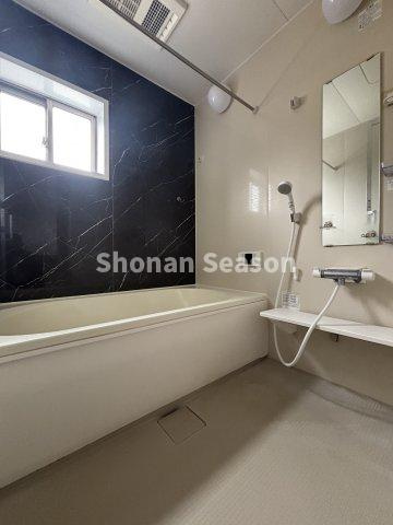 【浴室】 | 入浴時間が違っても適温に沸かし直しができる追い炊き機能を搭載。