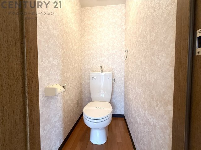 落ち着いた色調のトイレです