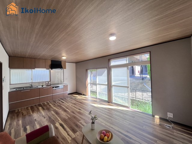 神戸市西区今寺　中古戸建の居間・リビング|【ホームページに現地動画掲載中】●年中無休：当日予約可●LDK13帖ありますので大きな家具設置可能！