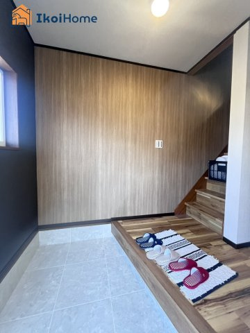 神戸市西区今寺　中古戸建の玄関|【ホームページに現地動画掲載中】●年中無休：当日予約可●玄関は広々していて窓があり明るいです！