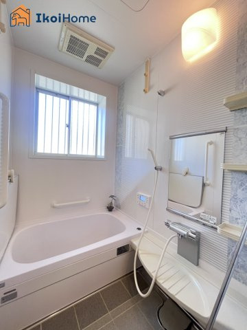 神戸市西区今寺　中古戸建の浴室|【ホームページに現地動画掲載中】●年中無休：当日予約可●お風呂には小窓があり換気通風良好です！