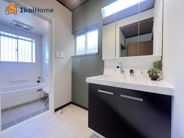 神戸市西区今寺　中古戸建の洗面所|【ホームページに現地動画掲載中】●年中無休：当日予約可●洗面台は３面鏡。広さのあるワイドシンクです。