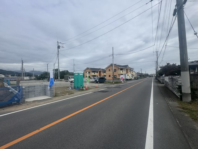 新築　桐生市相生町第17　クレイドルガーデン　4号棟の前面道路含む現地写真|現地写真　南西側接道幅員約3.2ｍ			