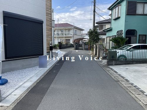 【前面道路含む現地写真】 | 【仲介手数料０円】綾瀬市寺尾本町1期　新築一戸建て　1号棟　全2棟 | 【仲介手数料０円】綾瀬市寺尾本町1期　新築一戸建て　全2棟