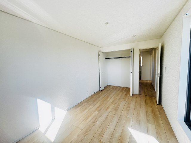 新築　桐生市相生町第17　クレイドルガーデン　5号棟の収納|現地写真　それぞれのお部屋に収納スペースがあるのでお片付け上手で室内もスッキリ♪							
						
